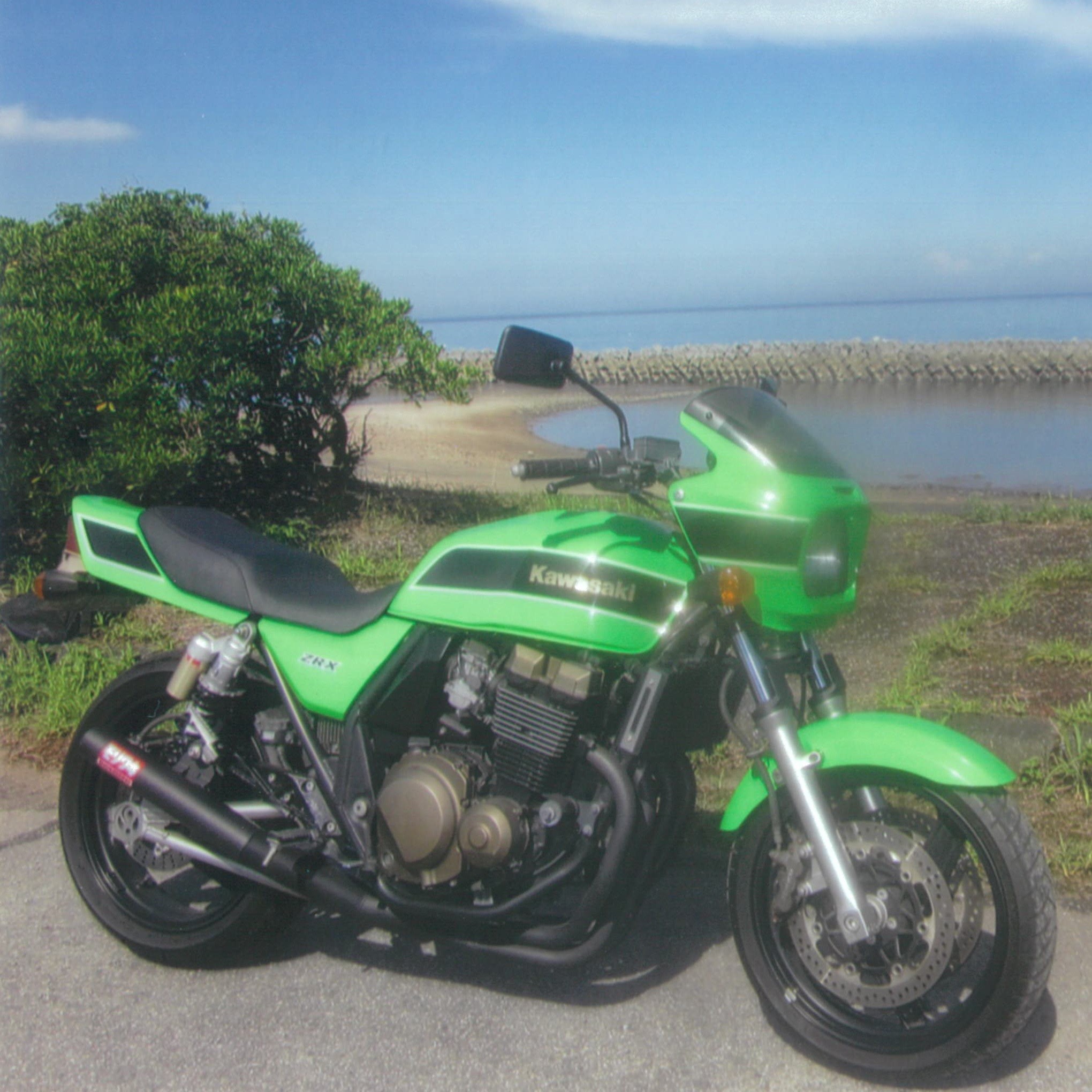 バイクと海
